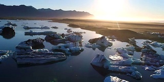 4K空中电影飞越冰川碎片泻湖，冰岛Jokulsarlon