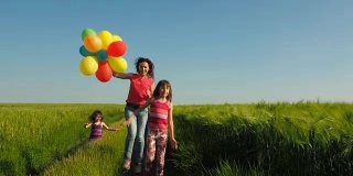 幸福的家庭在大自然与气球