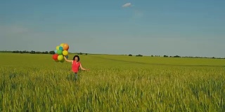 在田野里拿着气球的女孩