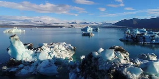 4K空中电影飞越冰川碎片泻湖，冰岛Jokulsarlon