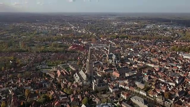 比利时布鲁日圣母教堂和圣救世主大教堂鸟瞰图