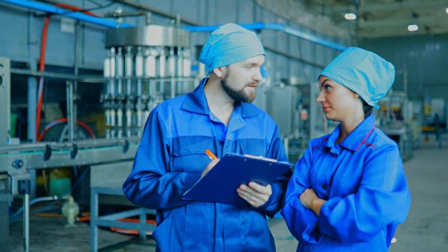 两名工程师在一家生产日用化学品的化工厂工作，他们定期进行检查