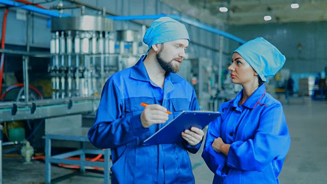 工厂的工人从事自己的业务，并报告家用化学品的生产情况