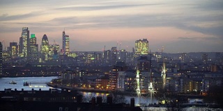 在黄金时间后，伦敦现代建筑在主题河上的镜头放大