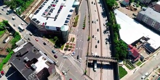 美国威斯彻斯特县新罗谢尔95号高速公路上十字路口的交通航拍视频