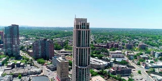 这是纽约州威彻斯特县新罗谢尔市中心摩天大楼的鸟瞰图