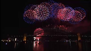 新年前夜，悉尼海港大桥上60帧/ 1的烟花视频素材模板下载