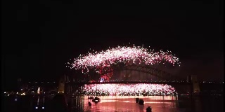 新年前夜，悉尼海港大桥上以60帧/秒2的速度燃放烟花