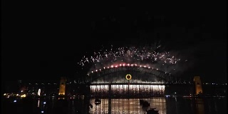新年前夕，悉尼海港大桥上以60帧/秒5的速度燃放烟花