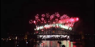 新年前夕悉尼港大桥上的烟花以60帧/秒3的速度燃放