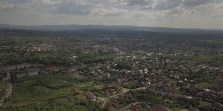 全景鸟瞰。中欧:波兰小镇Kolaczyce坐落在绿色的群山之中。气候温和。无人机或四轴飞行器。