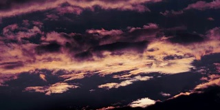 彩色云彩和多云的天空在日落时间流逝