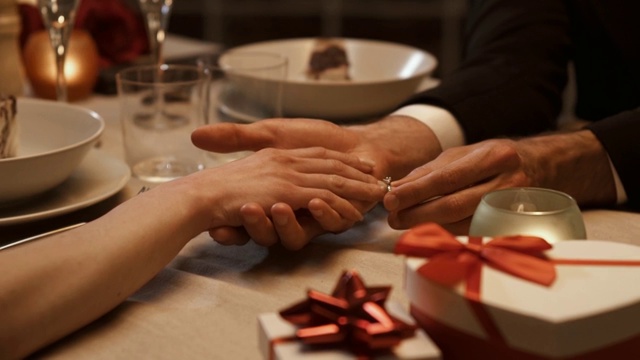 一个男人把订婚戒指给了他的女朋友