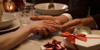一个男人把订婚戒指给了他的女朋友