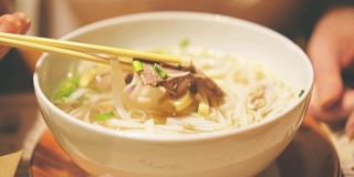 女人吃着越南经典面汤。