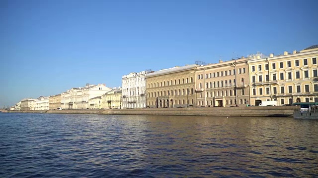 沿着圣彼得堡涅瓦河的水上游览。