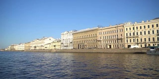 沿着圣彼得堡涅瓦河的水上游览。
