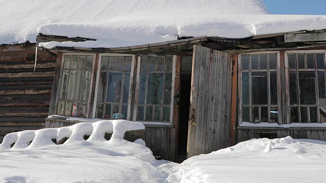 雪下废弃的旧木屋