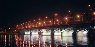 沃罗涅日，夜间照明的切尔纳夫斯基桥和水中灯光的反射
