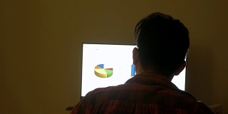 亚洲人在晚上使用笔记本电脑