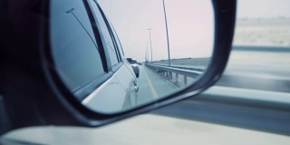 现代汽车的侧后视镜。股票。从车窗到镜子的景色。开车旅行的概念