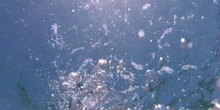 POV，水下:向海洋表面游泳，耗尽空气。