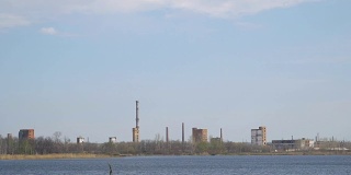 河边的废弃化工厂和烟囱