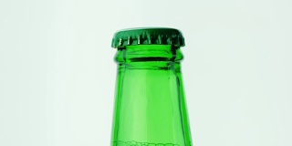 一个绿色啤酒瓶的颈。金属盖封闭