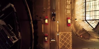 在香港晚上的汽车顶视图。股票。兰博基尼在城市的夜间道路上行驶