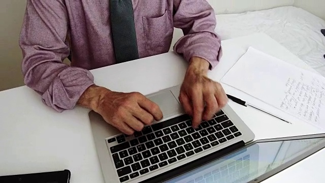 一个在电脑上打字的老人