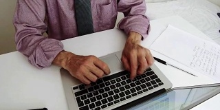 一个在电脑上打字的老人