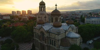 保加利亚瓦尔纳圣母升天大教堂的日落。鸟瞰图。