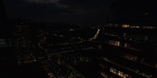 许多建筑物和交通的鸟瞰图在圣保罗城市，巴西在晚上