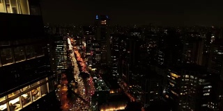 许多建筑物和交通的鸟瞰图在圣保罗城市，巴西在晚上