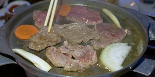 在热锅上烧烤和烤牛肉。烧烤和烤牛肉是泰国著名的街头小吃