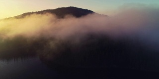 鸟瞰图的晨雾在伊尔山湖，日出拍摄，视频
