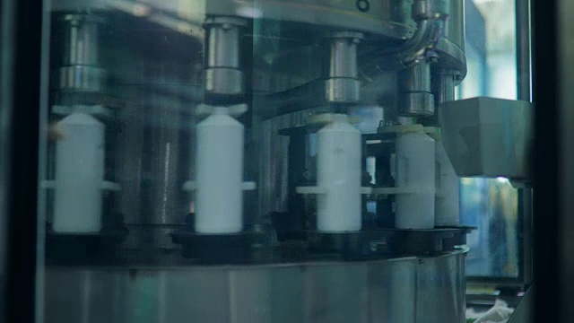 化学工厂中用于装瓶液体肥皂的输送装置