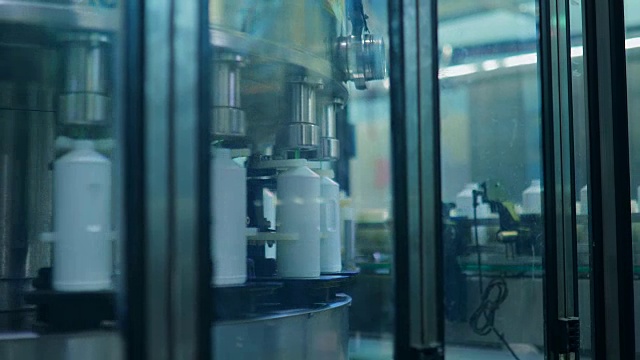在一家化工厂对液体肥皂装瓶的过程。输送机生产