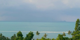 美丽的海景与热带海岸俯瞰。摩托艇穿越海洋。