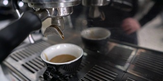 钢制咖啡机里放着一杯浓缩咖啡