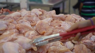 在超市买新鲜的鸡胸肉视频素材模板下载