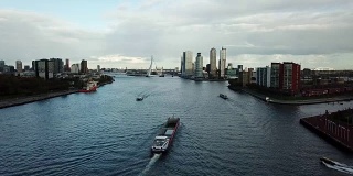 4k航拍鹿特丹运河、伊拉斯马斯布鲁格大桥和摩天大楼