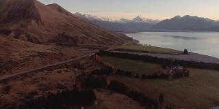 新西兰南岛坎特伯雷高地的库克山和普卡基湖空中公路旅行