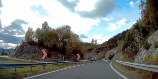 意大利一辆汽车的行车记录仪拍摄到一条弯曲的道路