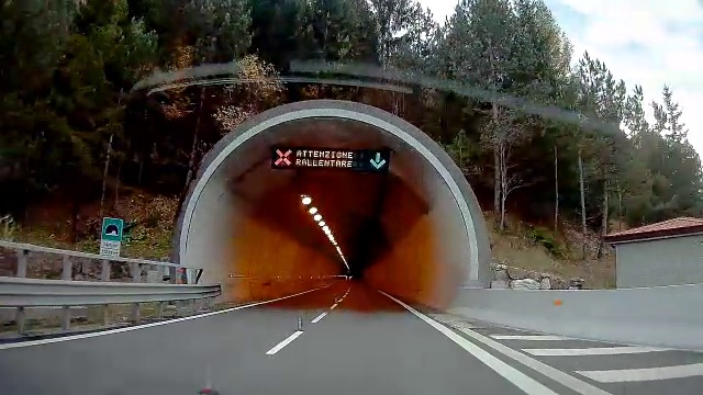 从行车记录仪上看到的意大利隧道