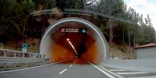 从行车记录仪上看到的意大利隧道