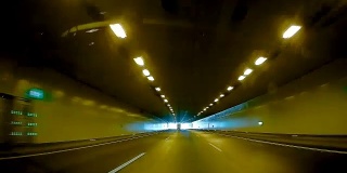 从行车记录仪拍摄的意大利隧道道路内部