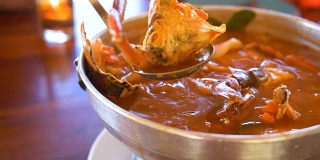 泰国汤，海鲜和混合蔬菜在橙色辣罗望子和香料汤。