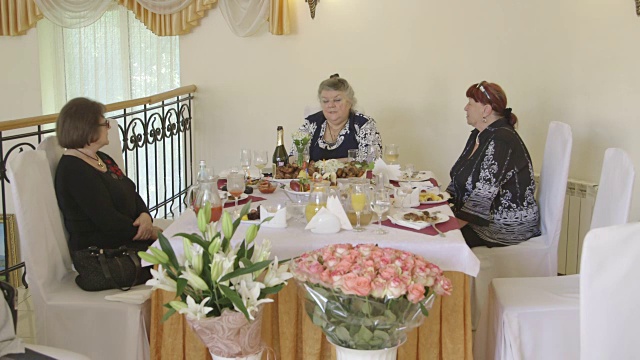 一群老年人在节日晚宴上庆祝节日