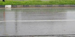 汽车在雨天行驶在路上。